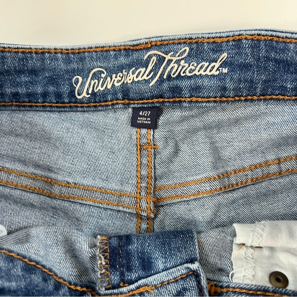 ♠️Universal Threads Women’s Boyfriend Shorts Size 4 | Mid-Rise Medium Wash - Picture 2 of 3